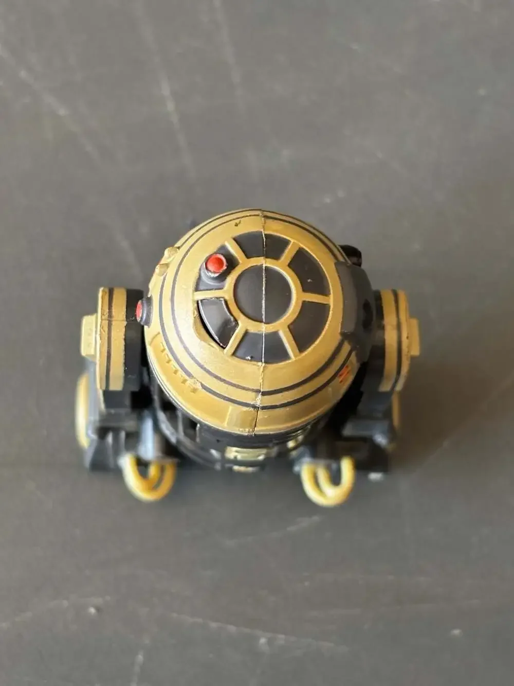 Hasbro Star Wars The Clone Wars R3-S6 Goldie Astromech Droid Figure